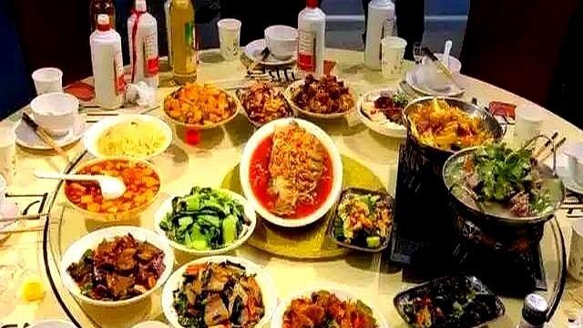 违规吃喝，现在估计没人敢了，关键是能坚持多久。现在大伙儿聚会可不一样了，酒瓶子