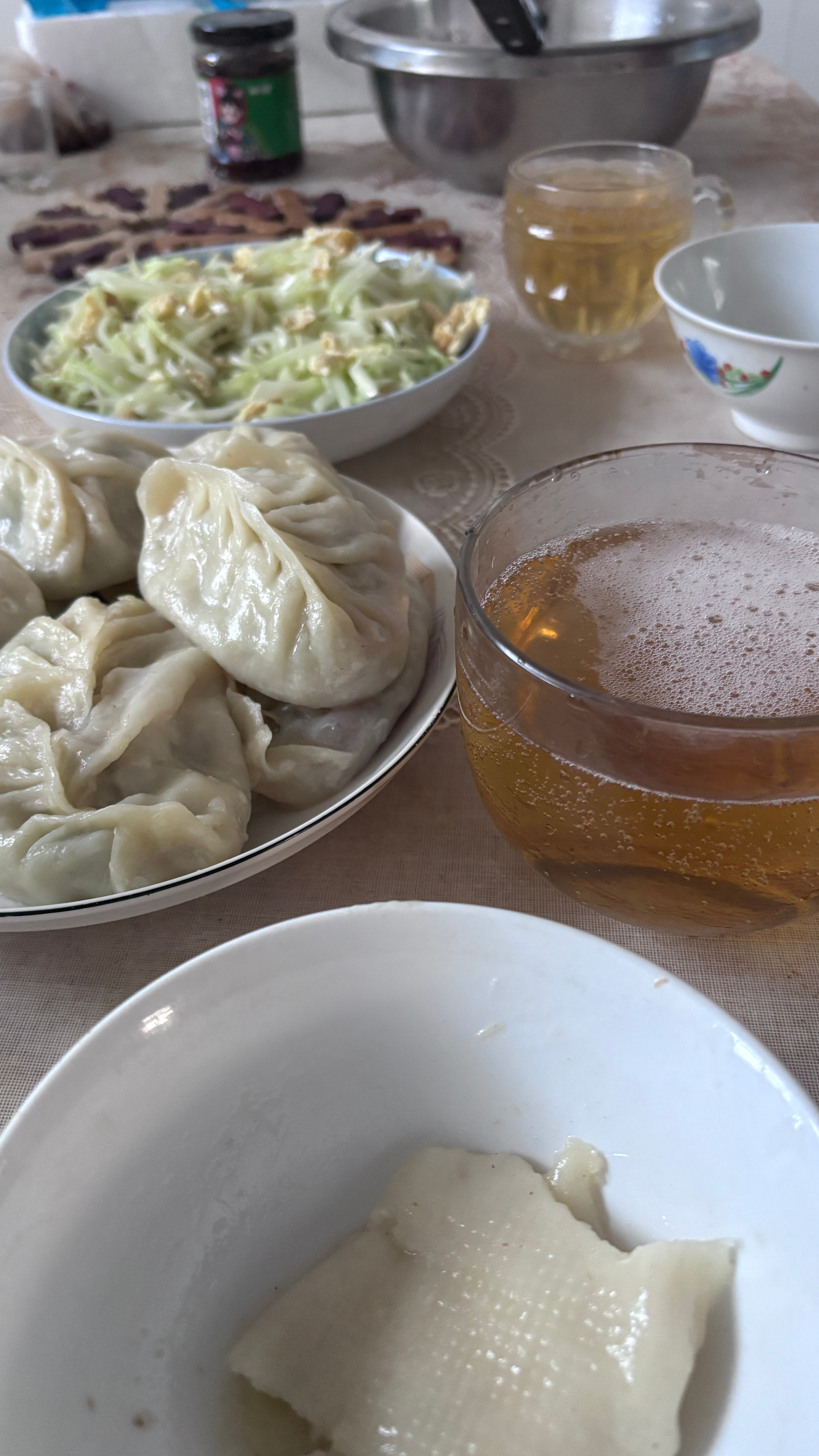 妈妈包的蒸饺子，一口气我吃了10个，很久没吃到妈妈做的饭了。[抱抱]好好吃饭
