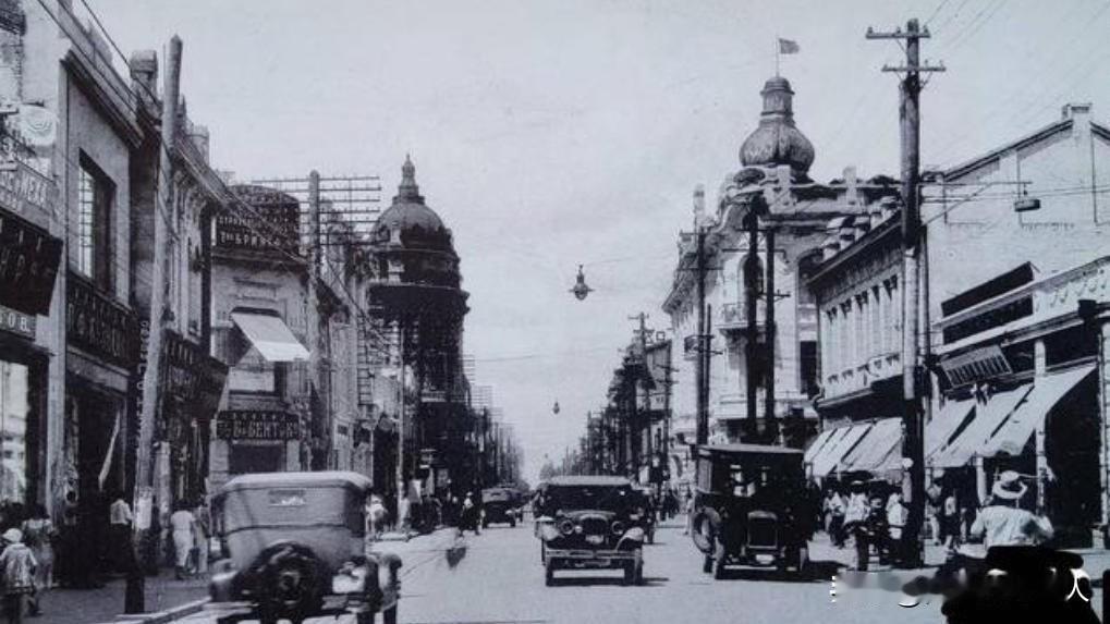 苏联十月革命后，许多沙俄皇室成员逃离苏联来到中国哈尔滨避难。在远离莫斯科的东方城