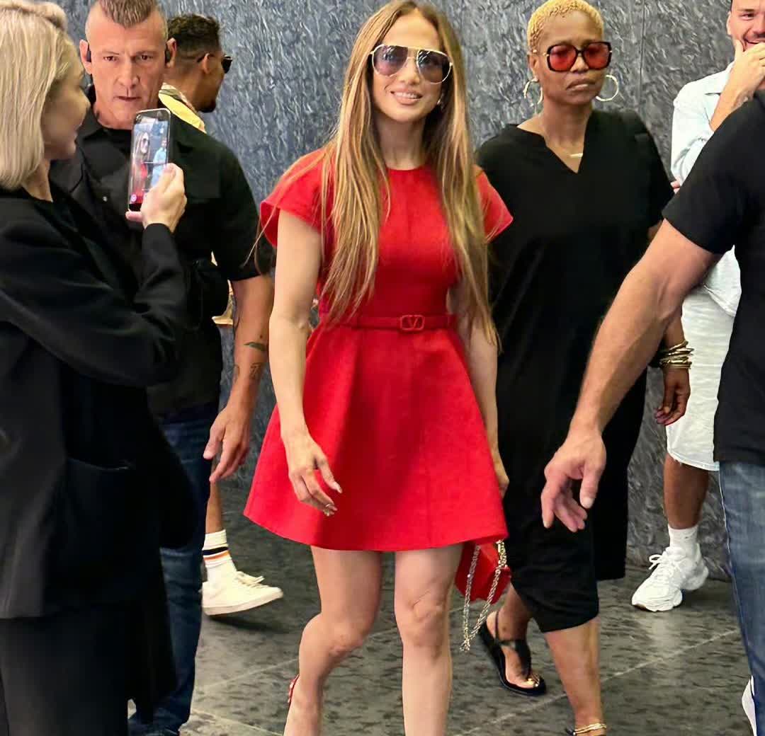 詹妮弗·洛佩兹（JenniferLopez）身穿华伦天奴小红裙现身波兰华沙的高