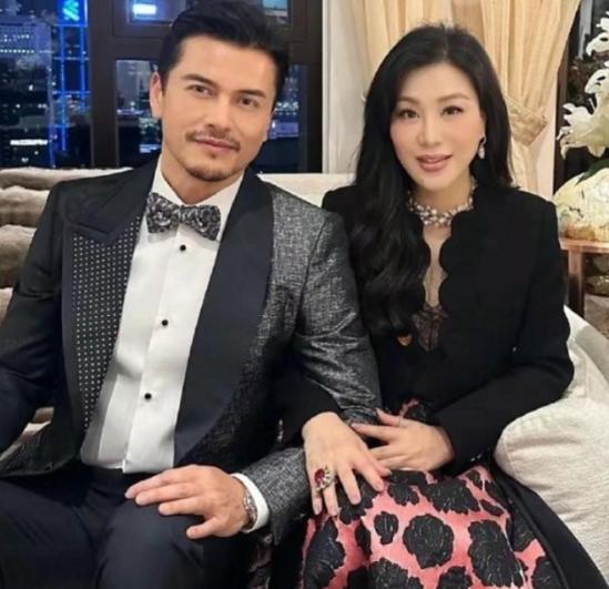 1998年，在一次饭局上，吕良伟认识了他的第三任妻子杨小娟，当时的吕良伟正处于