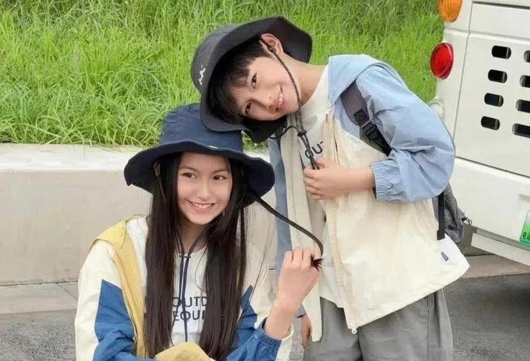 周杰伦和昆凌的俩孩子罕见露面啦！大女儿海瑟薇就像小昆凌，儿子罗密欧脸型像妈，眉眼像周杰伦。谁懂啊，这