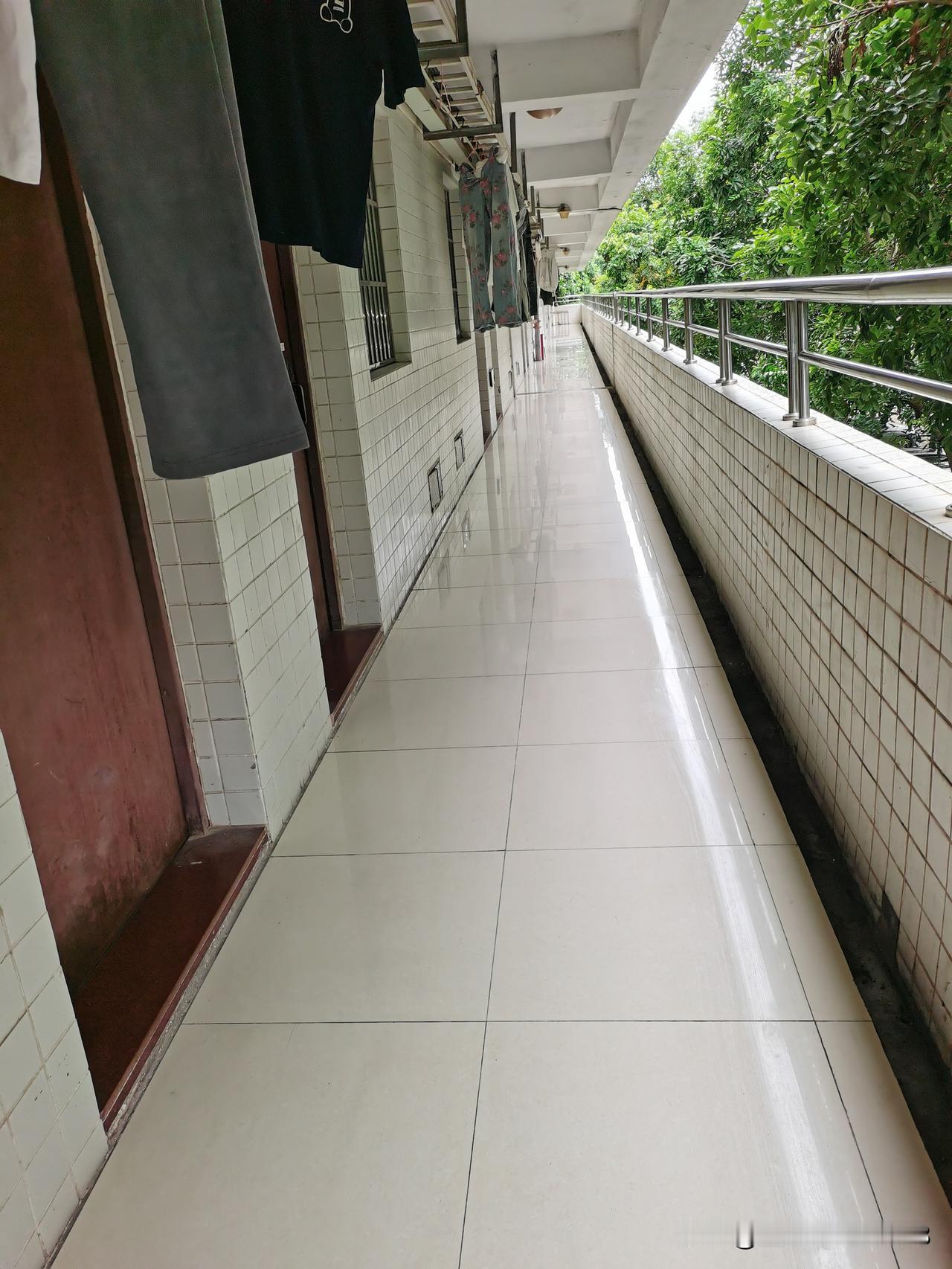 发现一个秘密，解了我这几个月的困惑，为什么那个同事总干轻松活，事情做得马马虎虎，