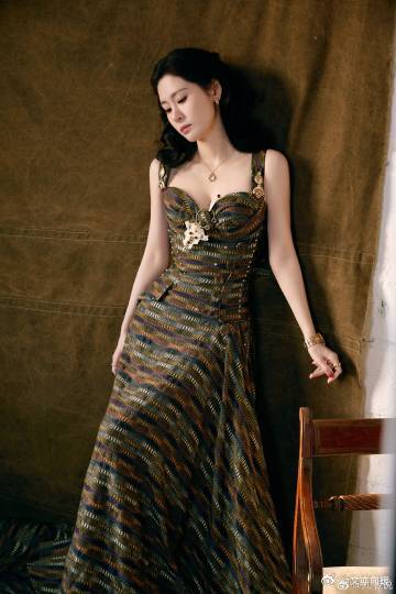 张碧晨袁娅维这可是微博之夜微博之夜，张碧晨和袁娅维贴贴又吻手，这神仙友谊太让