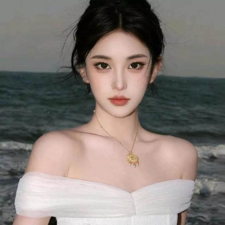 海边优雅女神，惊艳的妆容与自然背景相得益彰。海边游玩美女美女沙滩风景海边度假