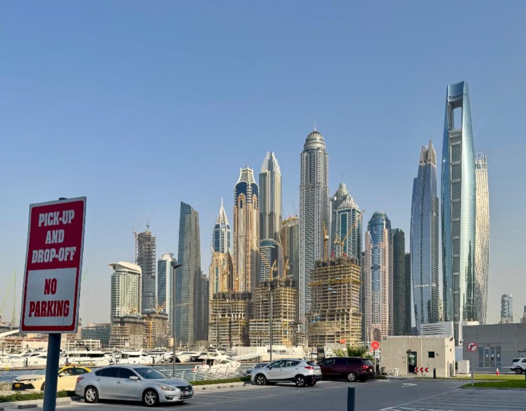 迪拜，不是世界金融中心。世界金融中心目前还是三个：纽约、伦敦和香港。一打仗就知道