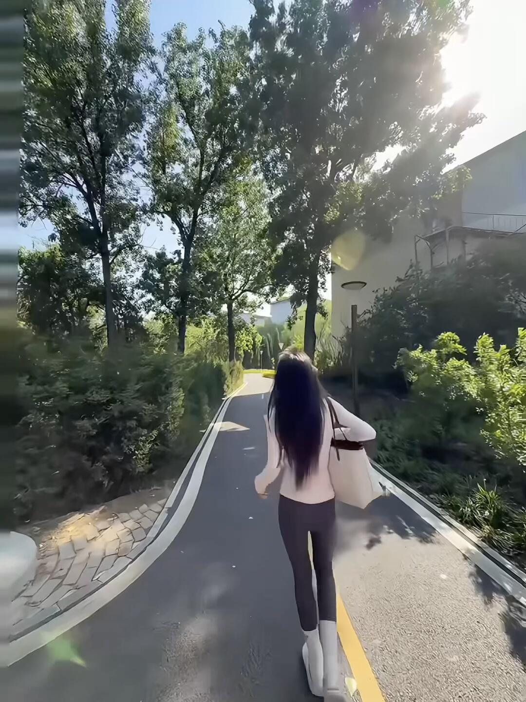 钱对一个女人有吸引力吗？钱对女人有100%吸引力。女人骨子里爱钱。但这跟拜
