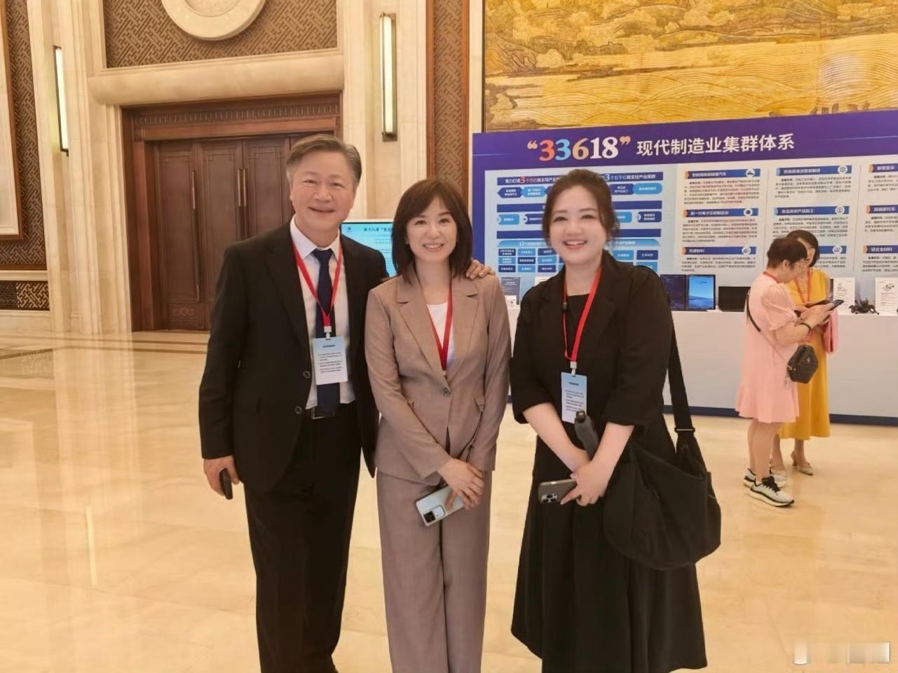 周玉琴和翟翾两人真是同命相连，惺惺相惜呀！翟翾得知周玉琴被中天开除后，发文安慰周玉琴。要知道翟翾是第