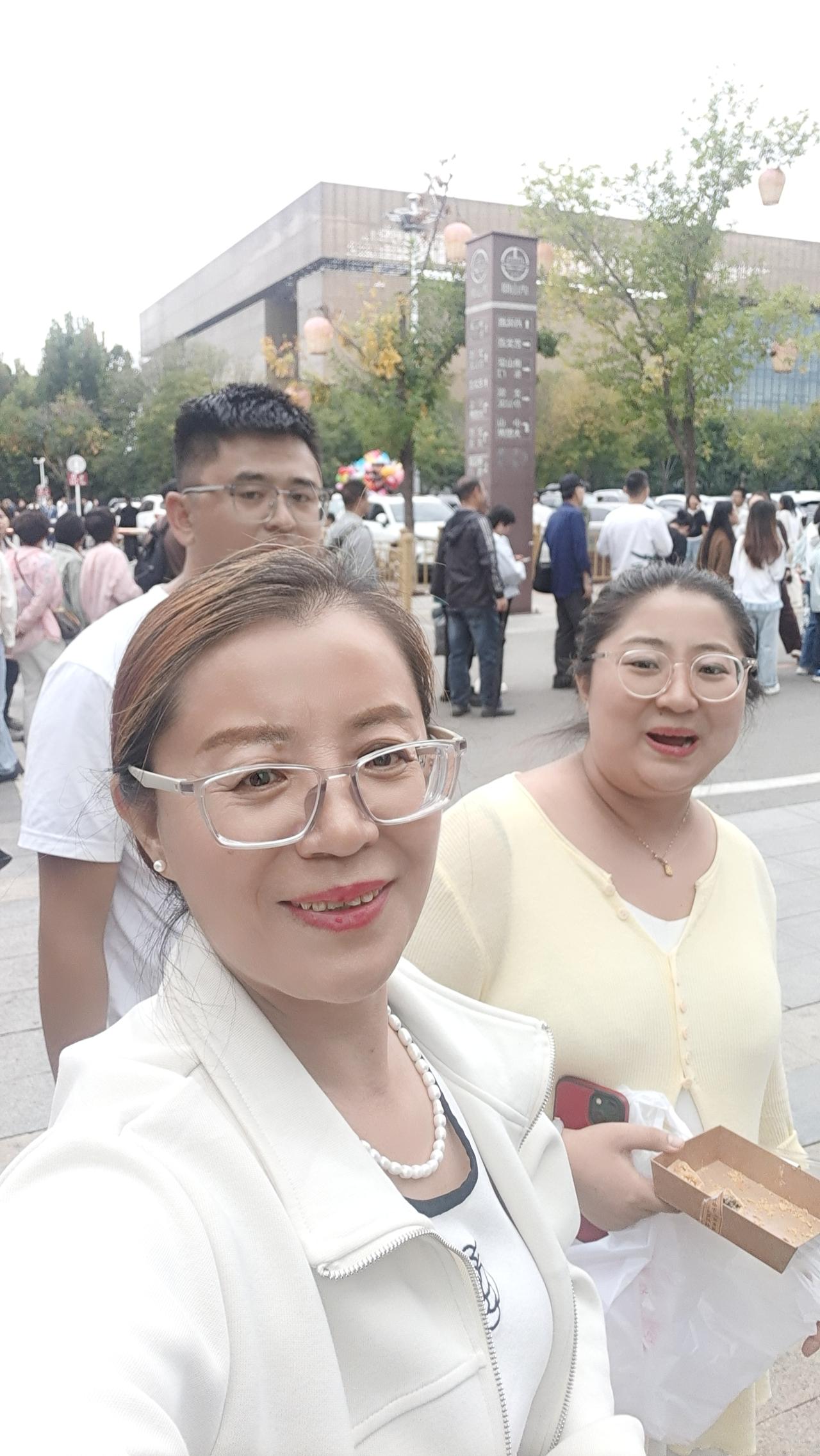 唐山宴里的一天今天的太阳刚冒头，女儿就来敲门了，身后跟着拎着保温杯的儿子和