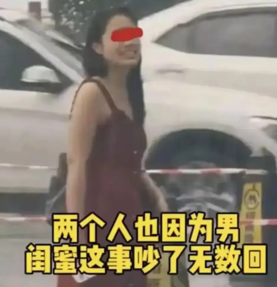 这下惨了吧！一女子和男闺蜜旅游一周，回来发现丈夫带孩子离家出走了，站在风雨中大哭