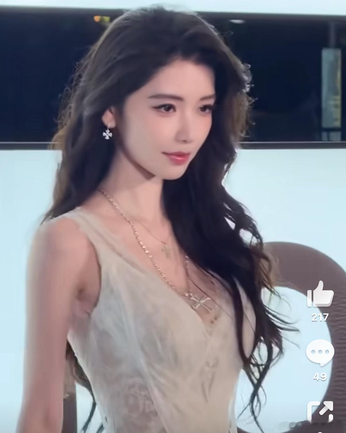 方圆旧照底子在这里，整容之前也好看啊。