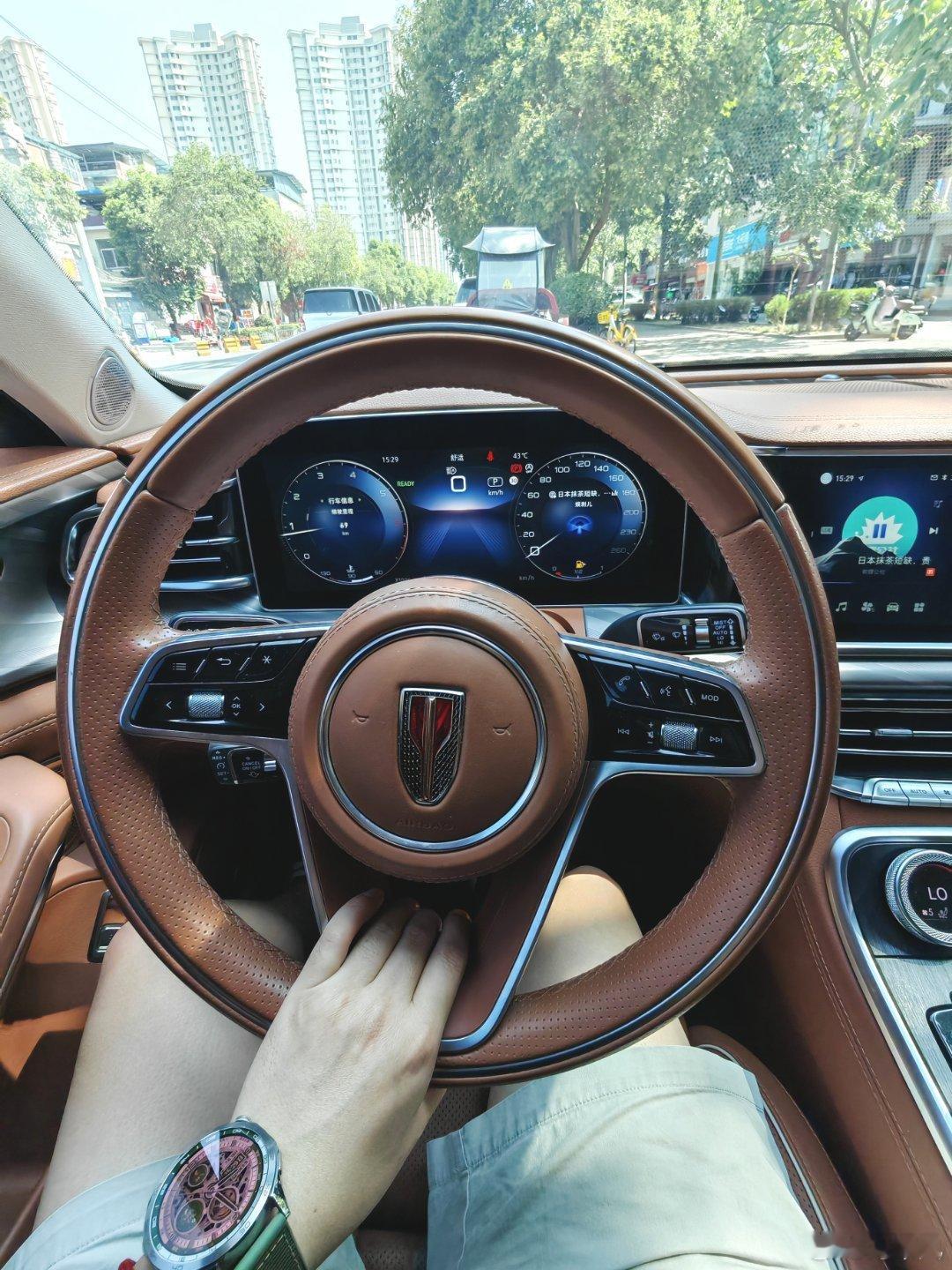 又换了一台代步车，可太太太太尊了。。。在下气质完全hold不住。[并不简单]红旗