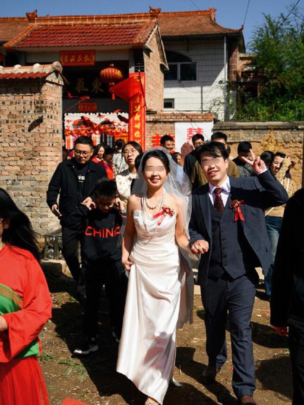 新娘退还18万彩礼，还倒贴16万嫁妆！这场婚礼看哭全村人山西长治，一场婚礼冲