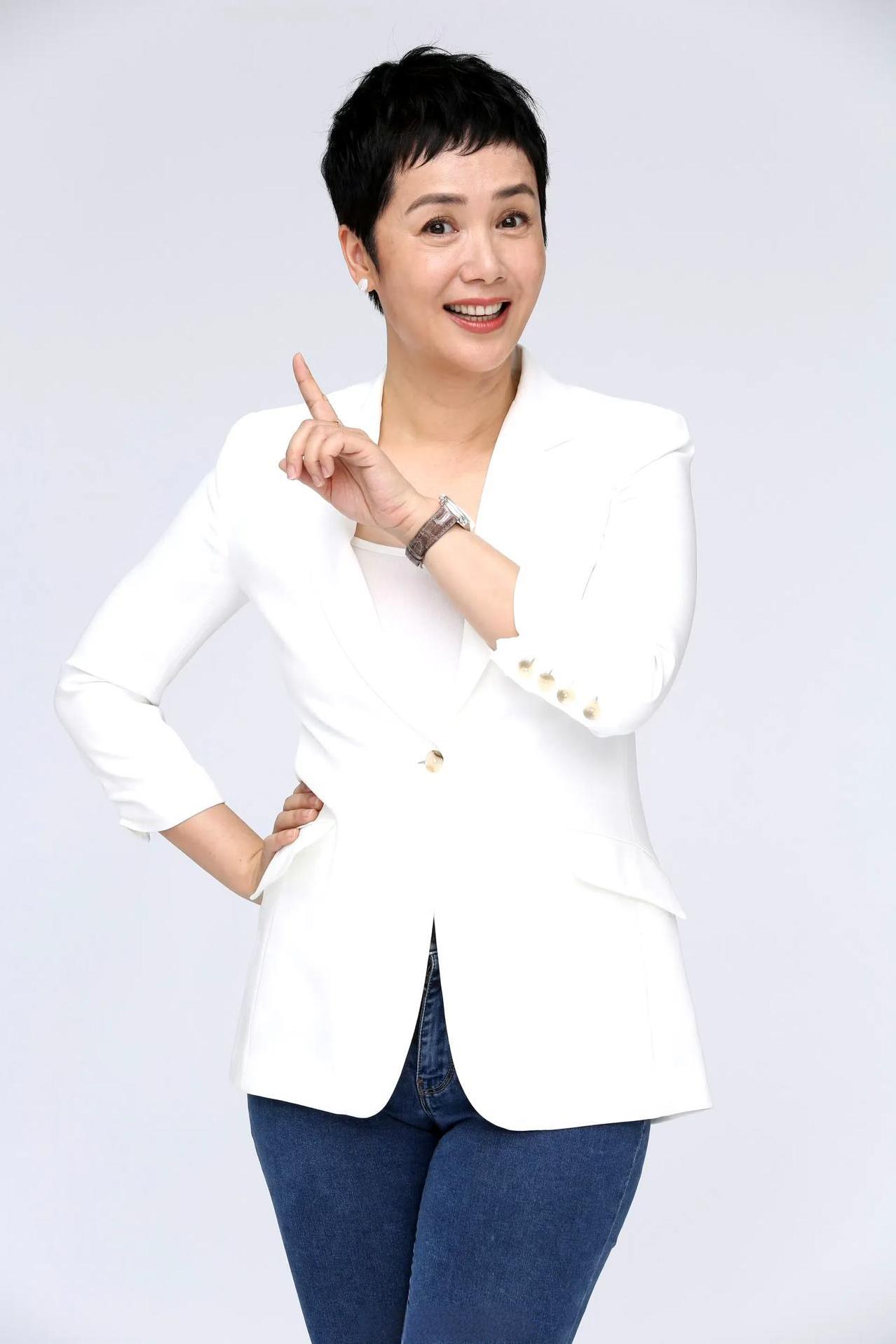 她怎么就定居英国了呢？宁愿她回来拍戏，和小鲜肉演情侣，跟刘晓庆一样，装嫩装到80