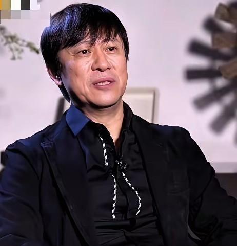 57岁的解晓东沧桑了！近日，在湾区升明月音乐会上，九十年代当红歌星解晓东意外现