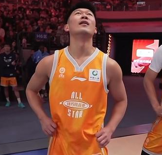 同曦男篮球员姜贺夺得CBA技巧大赛冠军。CBA全明星技巧大赛，同曦男篮球员姜贺是