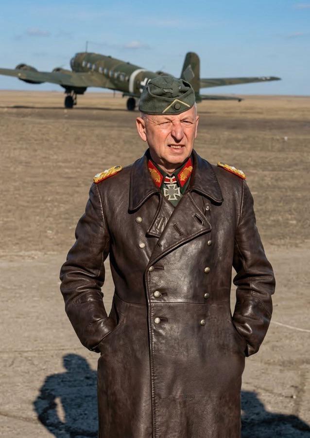 1941年夏季，苏德战场白俄罗斯明斯克境内一处军用机场，一名德军将领与身后飞机合