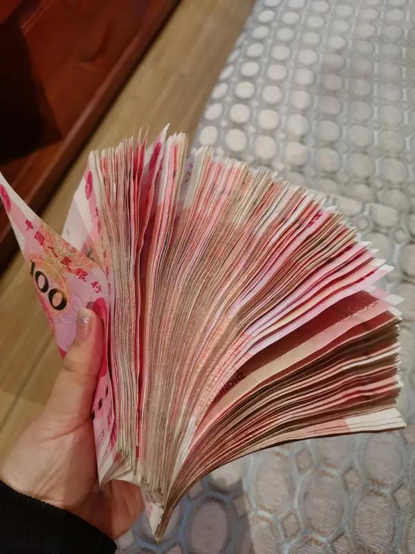 普通家庭想存个十万块钱很难千万不要跟风消费，说什么钱是挣来的不是省出来的一个