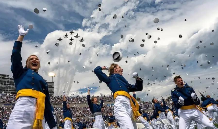 尽管美国总统老特抓住一切机会强调美军的“强大和威严”，但道琼斯公司旗下的商业报纸