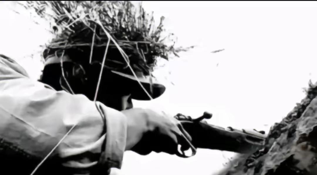 1942年一名新四军战士外出时，突然看到对面偷偷摸上来一大片日军，自己的后方就是