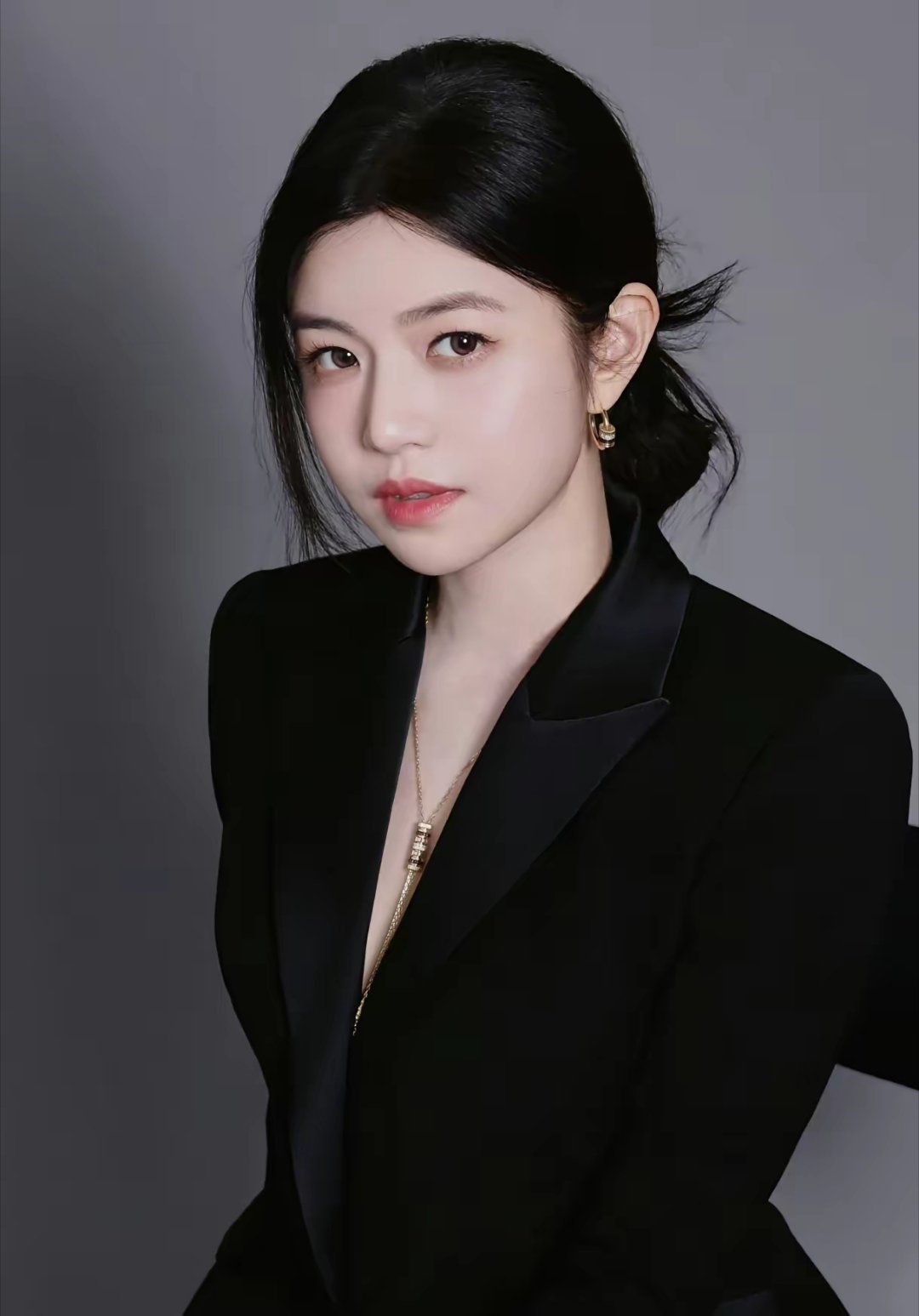 这个世界最看不懂的人，就是陈妍希了，明明42岁，都已经离婚了，孩子不回男方过年也