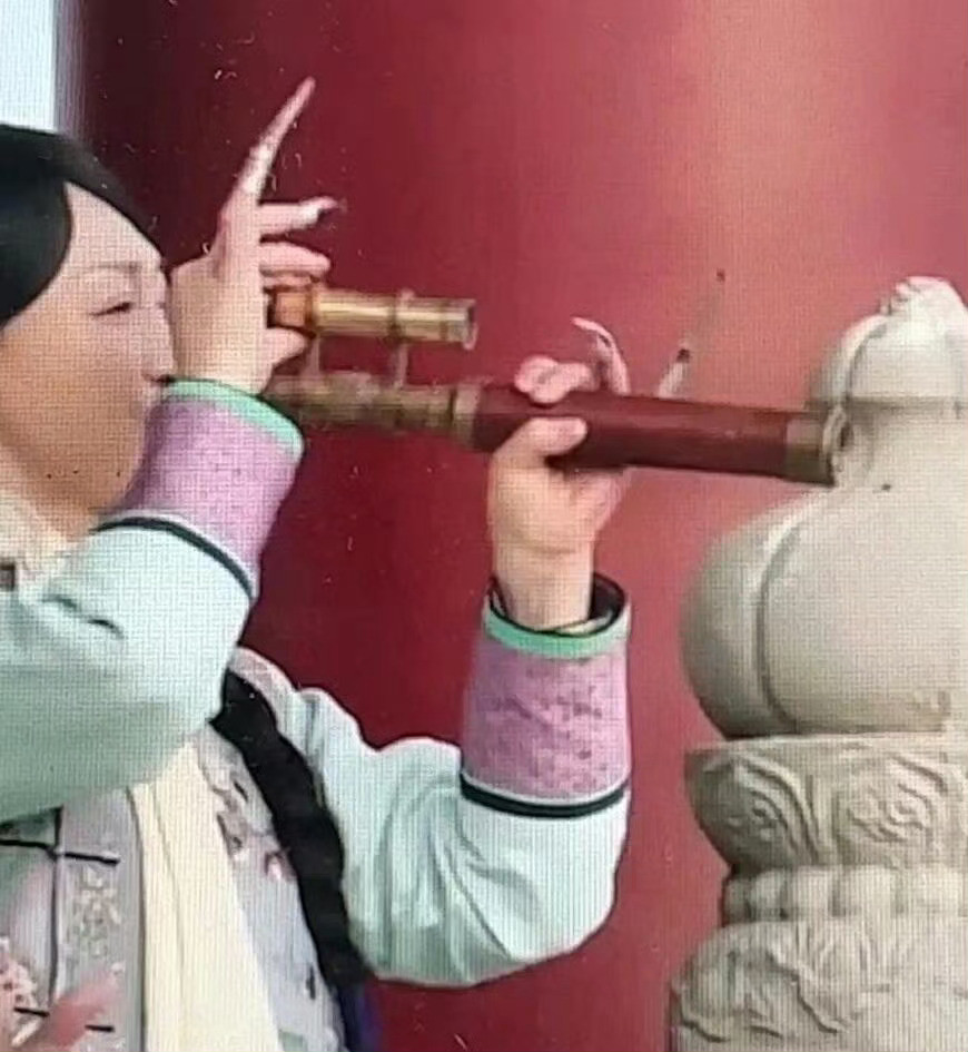 她原来连望远镜都不会用吗？