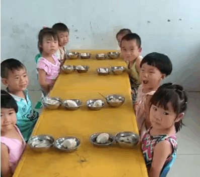 看到女儿在幼儿园吃的午餐, 宝妈不肯接受