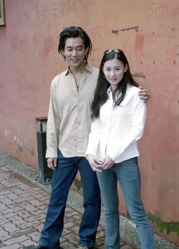 19岁时的张柏芝顶级身材，前凸后翘，虽然没有化什么妆，但就是觉得她很健康，很有美