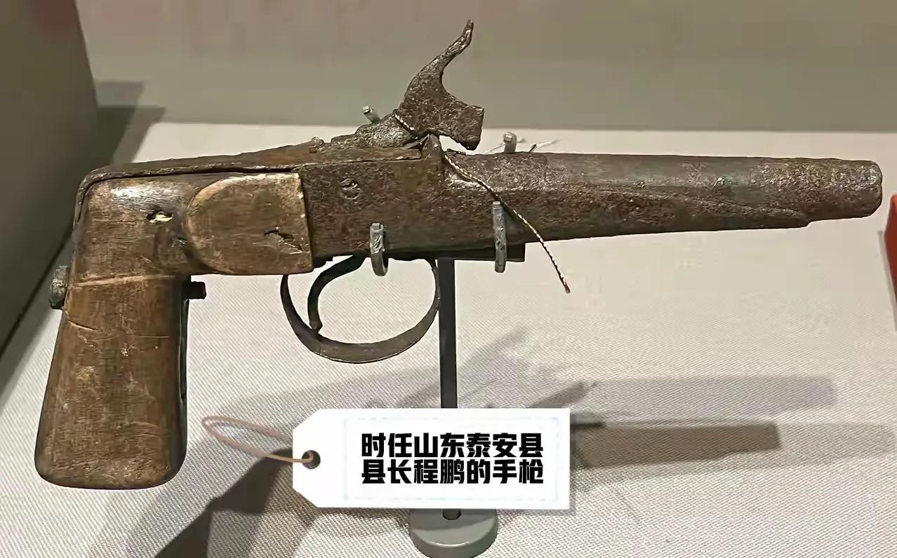 图为革命战争年代共产党人使用过的武器，如果用现代人的眼光来看，可以用粗制滥造用形