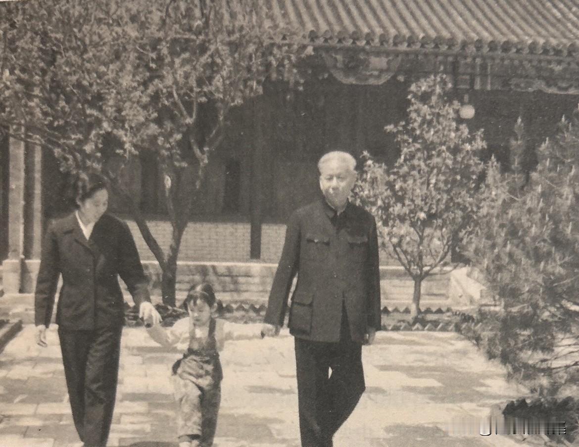 1966年秋，刘少奇、王光美和女儿刘潇潇在中南海住所散步。刘少奇同志对子女教育一