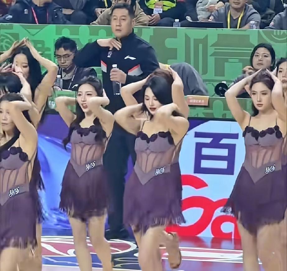 现在的CBA啦啦队，怎么都成这样了，难怪一暂停，镜头都切走了。