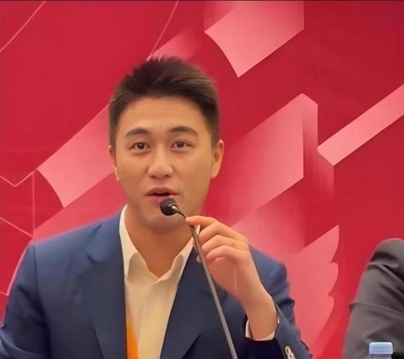 美国的关税打压之时，中国出现了一位厉害人物！他就是29岁的香港青年，赌王之子何猷