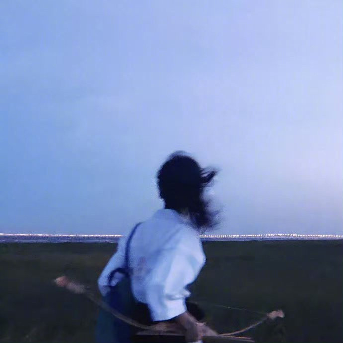 “一个女人成熟的标志大概是：人不作话不多事不拖与自己无关的事情不问不