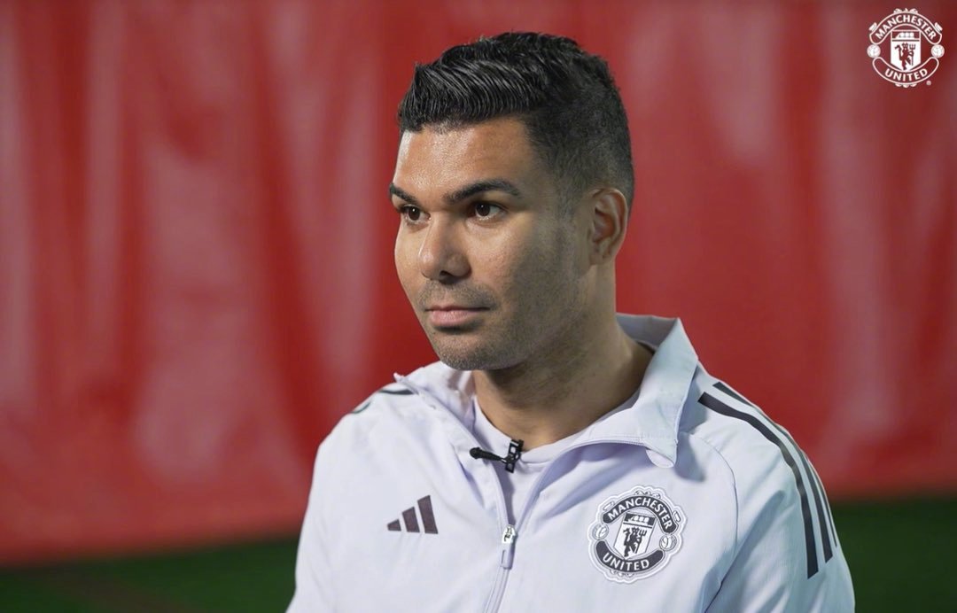 📢卡塞米罗被问及在老特拉福德听到曼联球迷高喊‘再留一年’时的感受：“说实话，