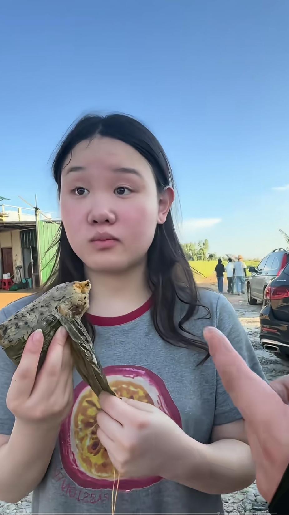 刷到张家齐跟着全红婵哥哥一起吃粽子的画面，端午氛围感拉满～小姑娘妥妥融入广东日