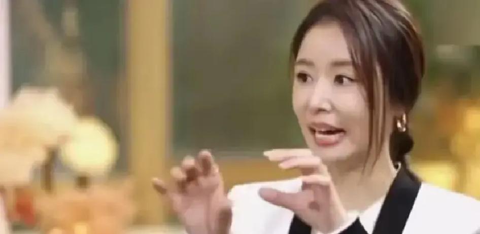 林心如闺女才6岁。有回自己编了段舞，不跳完不让任何人打扰。想让她说中文，她能搬出