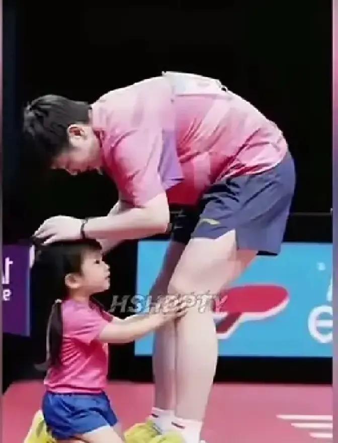 竞技体育从来都是残酷的，非赢即输。但这画面，直接把那一层冰冷的滤镜给击碎了