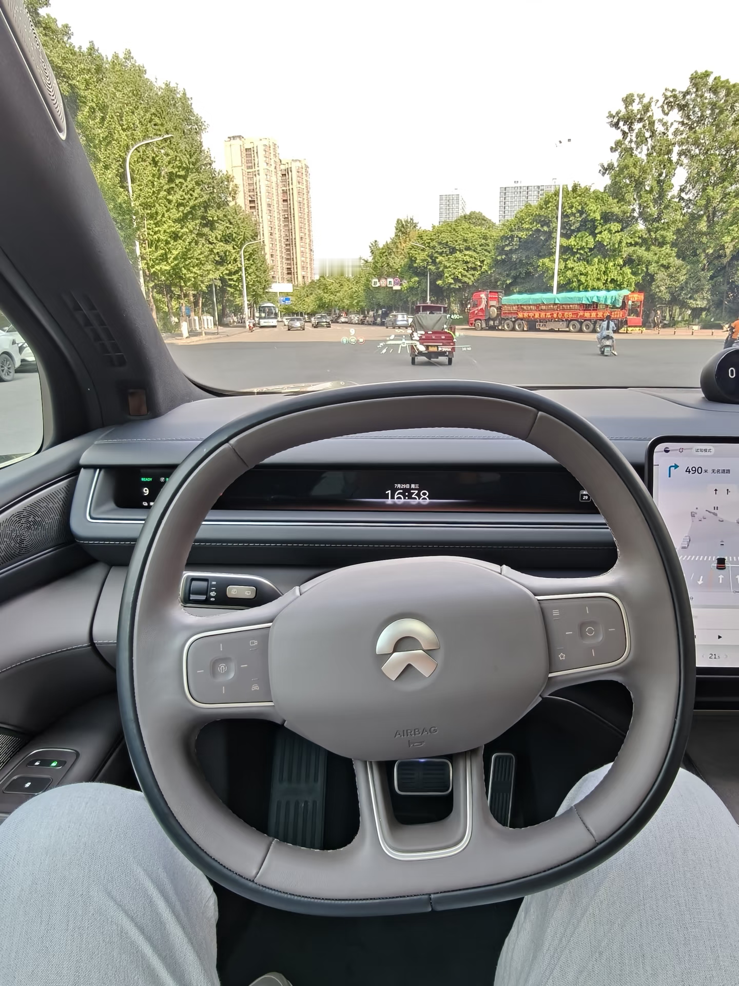 这次试驾蔚来ES8是去4S店约的，六座版本。周末想着家里要增购一台大SUV，就专门去体验了一把，想看
