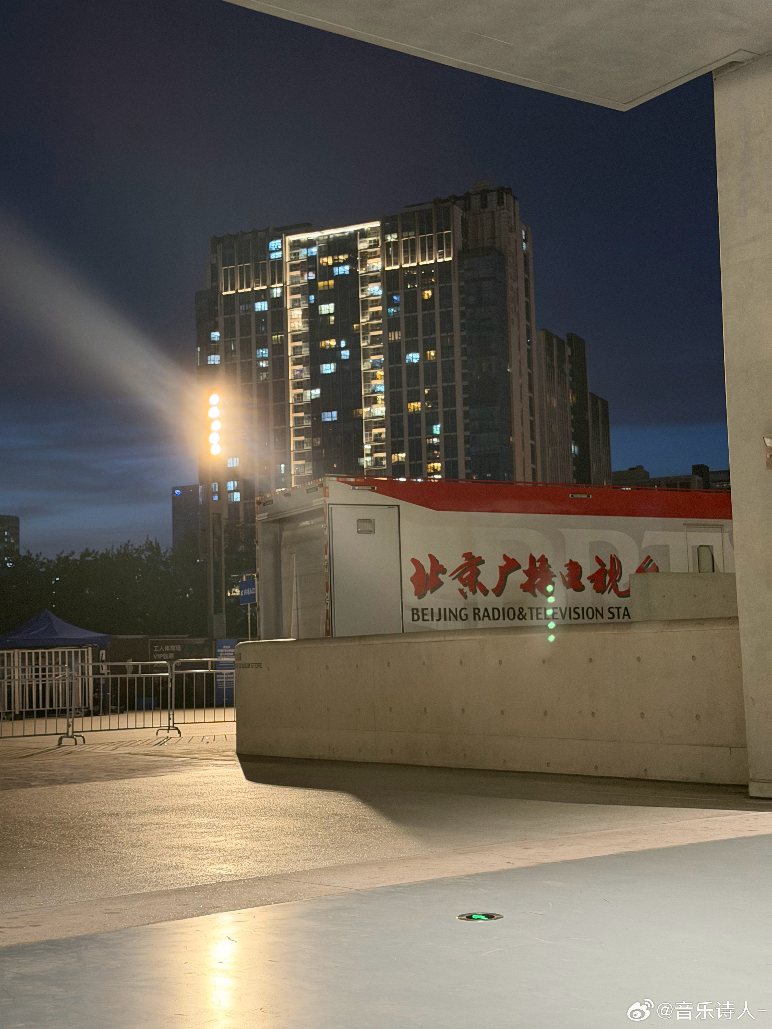 这次学聪明了一直在外面坐着不进去……