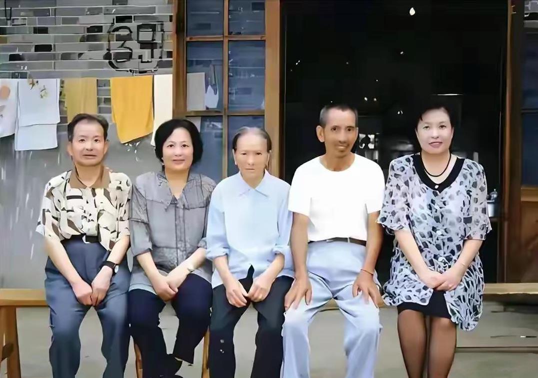 1998年夏，井冈山，陶斯亮在兄长石来发家中的合影照片，两人虽为一母，但是一生的