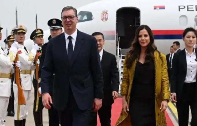 真不是损他。2020年那会儿，武契奇西装一穿，头发一抹，往那一站，妥妥的政坛男团