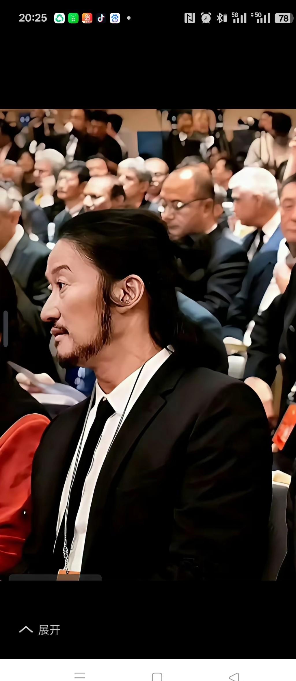 吴京这满脸大胡子的近照一出来，很多人第一眼还真没敢认。要不是看身形和边上站着干干净净的张译，不知道的