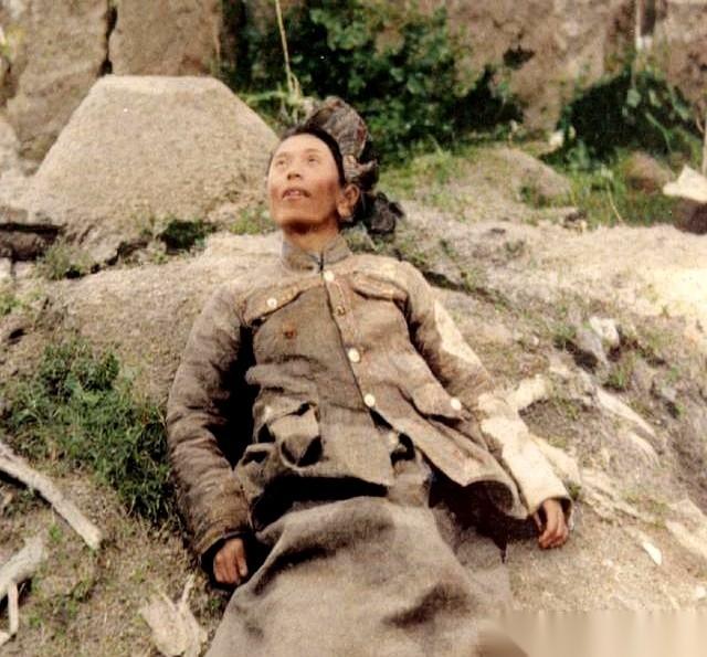 一张老照片，一个小土堆，上面躺着个国民党中将。一个小时前，他还是指挥着近三万美