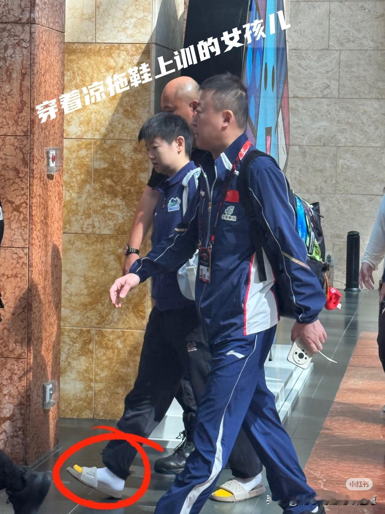 运动员的鞋子运动服非得绑定某一品牌吗？心疼穿着凉拖鞋上训的女孩儿！昨天刷