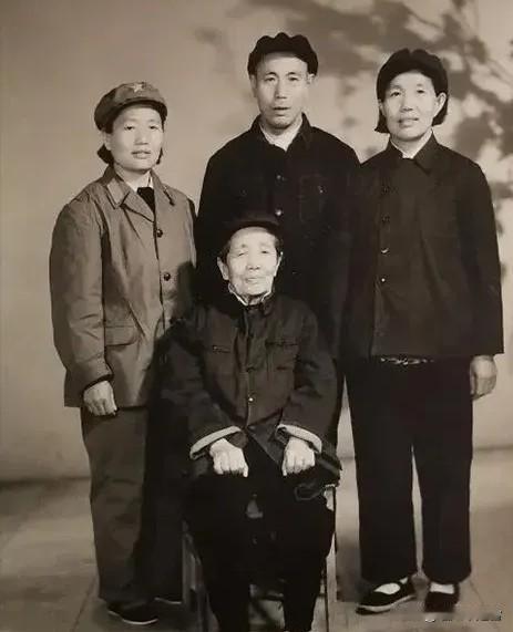 她是长征中最年长的女红军，参加长征时已是60岁高龄，1977年光荣归队时已经10