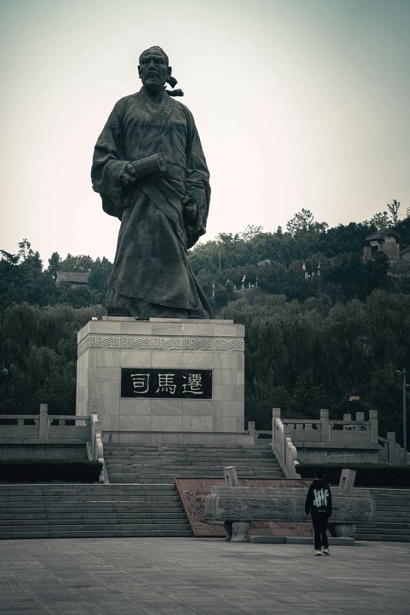 司马迁在《史记》里写下了一段皇帝极不满意的记录，他是靠什么保住了这段历史的？