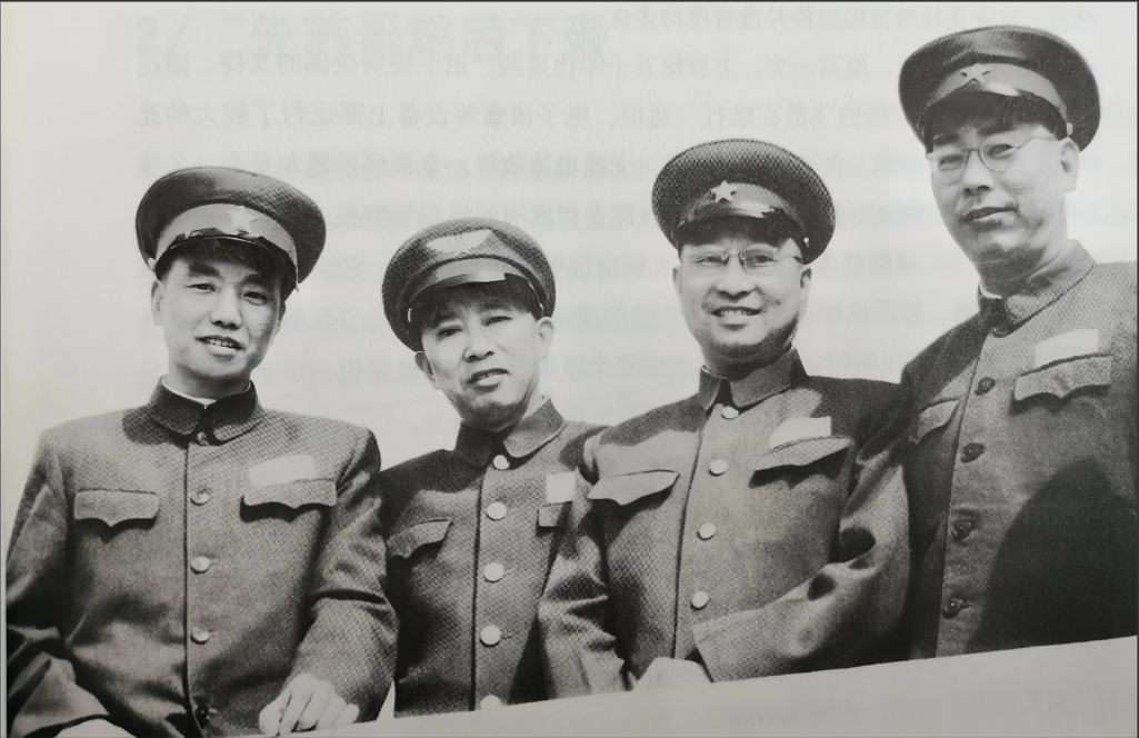 右边两位大将，陈赓和装甲兵司令许光达。左边两位都是开国上将，以他们的资历，也是能