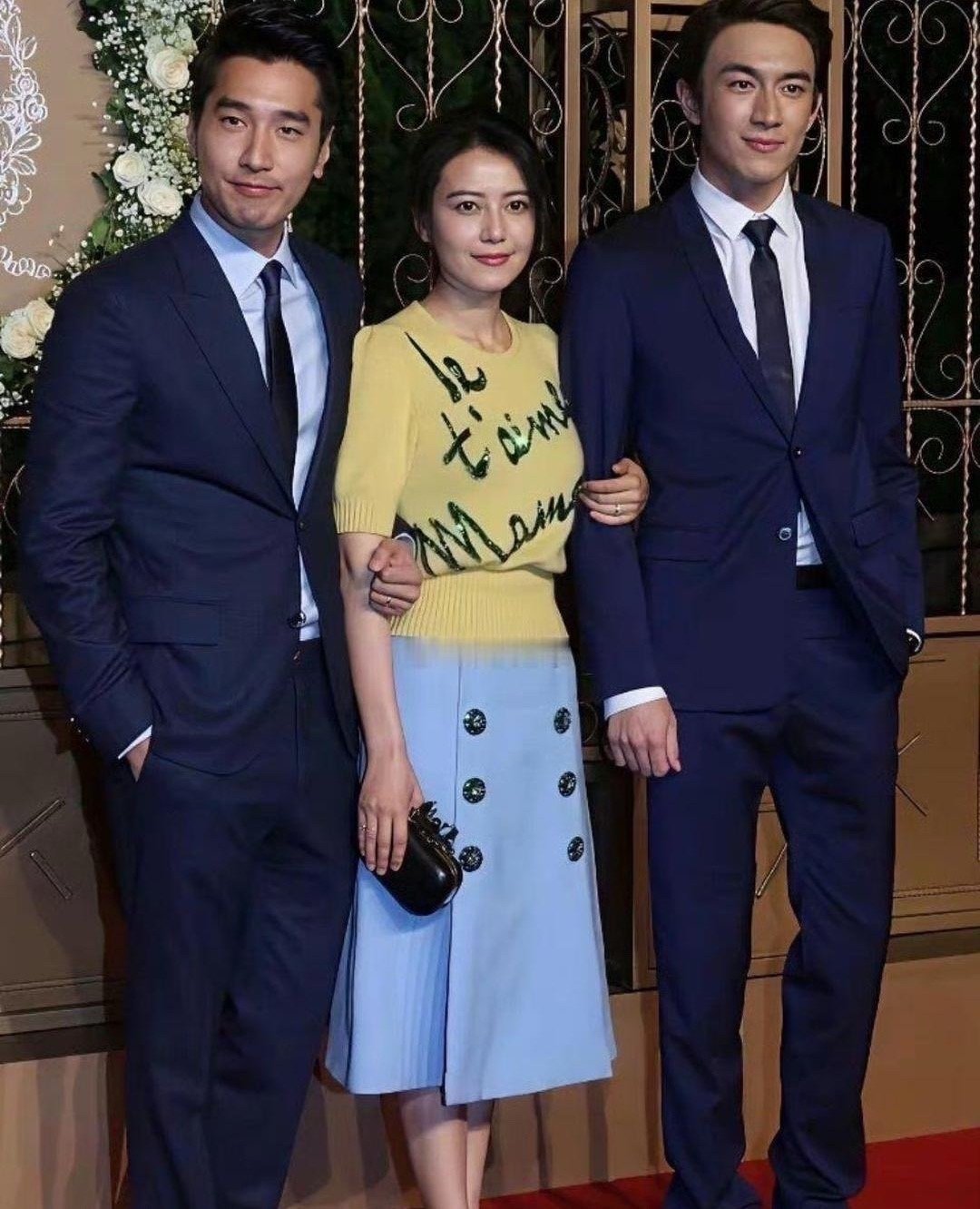 当年三个人一块儿去黄晓明婚礼，那场面真的挺有意思。​​​