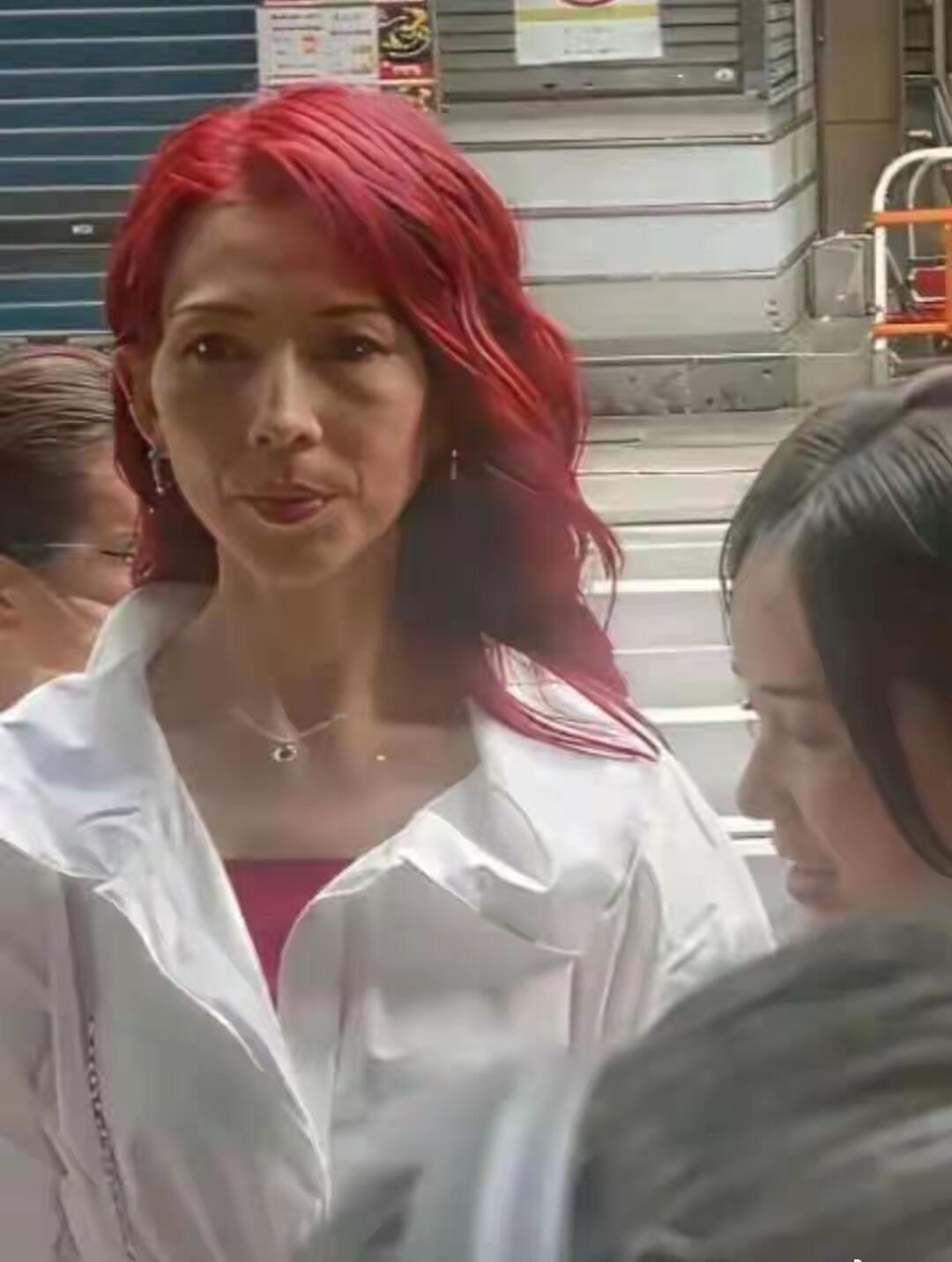 这还是曾经的女神吗？感觉年过半百之后的她颜值下滑的快，比较瘦就不太适合这么鲜艳的