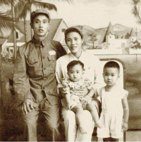 ☁1947年，30岁的解放军师长周志坚，迎娶19岁的女护士，谁知新婚当夜，